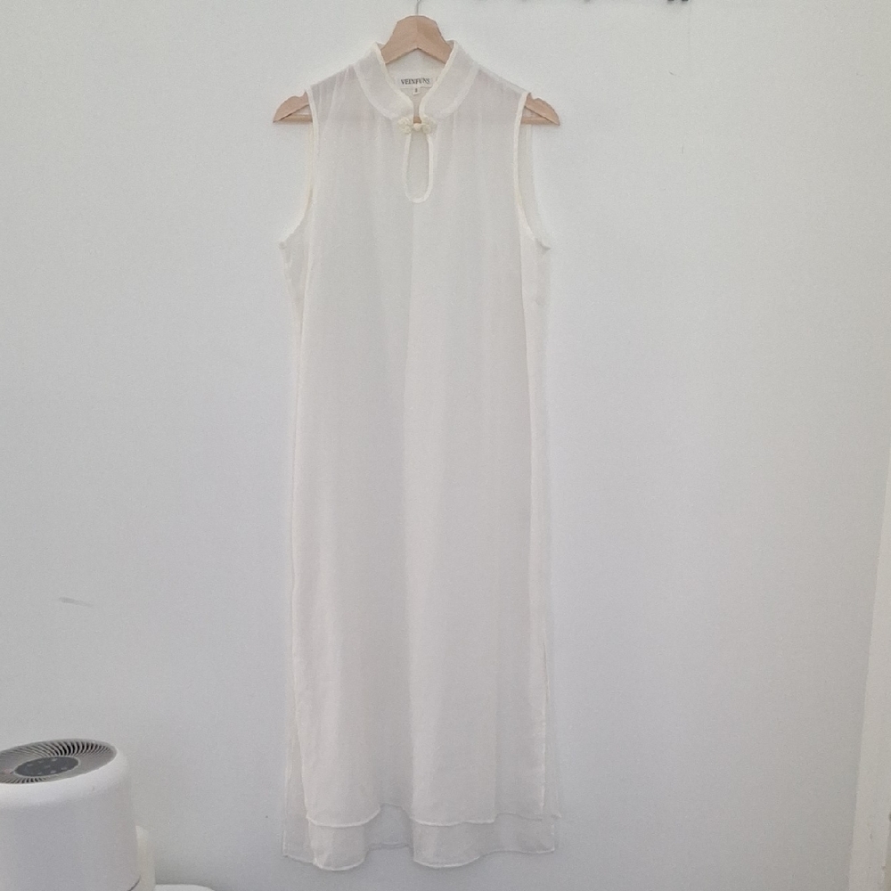 Elegant White Sleeveless Dress